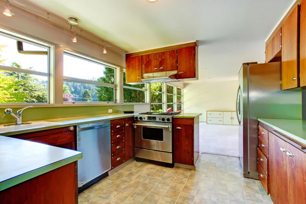 Sala de cozinha com armários de madeira e aço inoxidável aparelhos — Fotografia de Stock