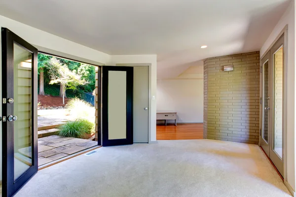 Interior de la casa vacía. Salón con puerta al patio trasero — Foto de Stock