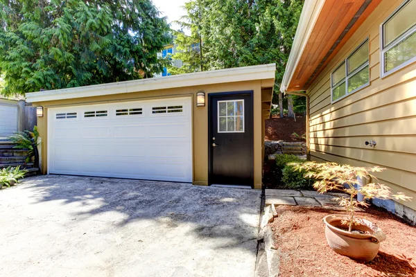 Huis buitenkant met garage en oprit — Stockfoto