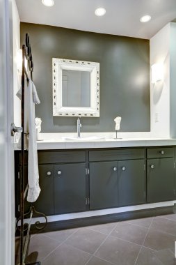 karanlık banyo vanity kabine ile beyaz top