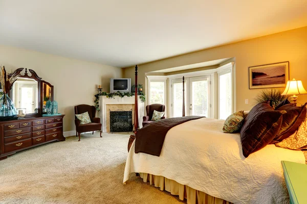 Роскошная спальня с тщеславием и камином — стоковое фото