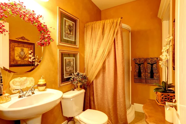 Lumineuse salle de bain de luxe en couleur or — Photo