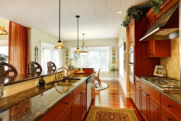 Luxe keuken met granieten toppen — Stockfoto