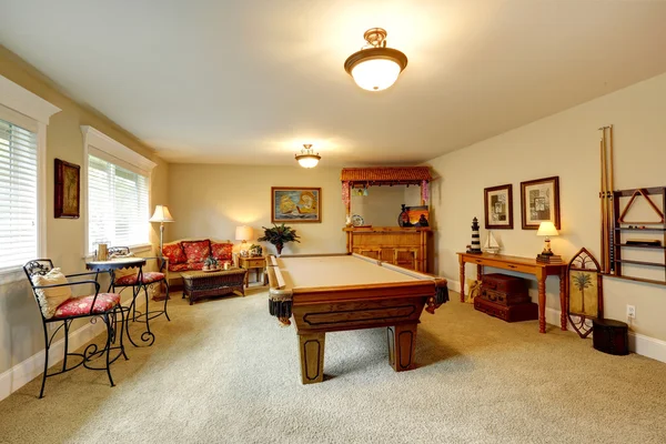 Entertainment room in hawaian style with pool table — Stock Photo, Image