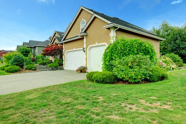 Huis met twee auto garage en oprit두 자동차 차고와 차도 집 — Stockfoto