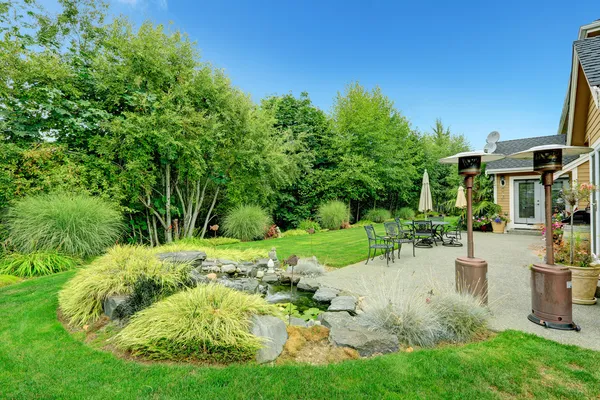 Patio area on backyard with beautiful landscape — Stock Photo, Image