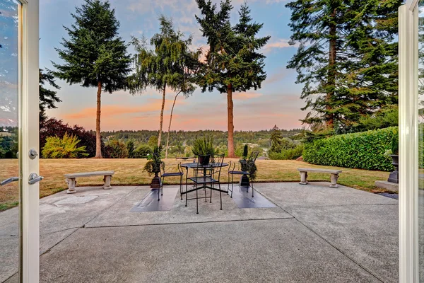 Terrassenbereich mit malerischer Aussicht bei Sonnenuntergang — Stockfoto