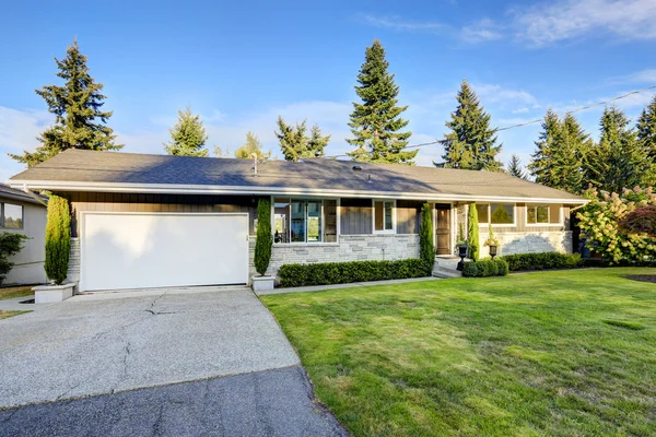 House exterior with curb appeal — Stock Photo, Image