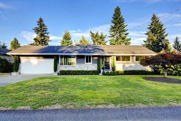 Exterior de la casa con atractivo acera — Foto de Stock