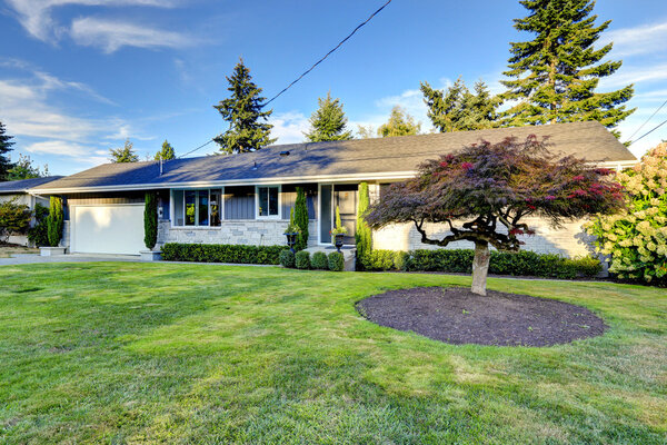 Внешний вид дома с бордюром привлекательности
