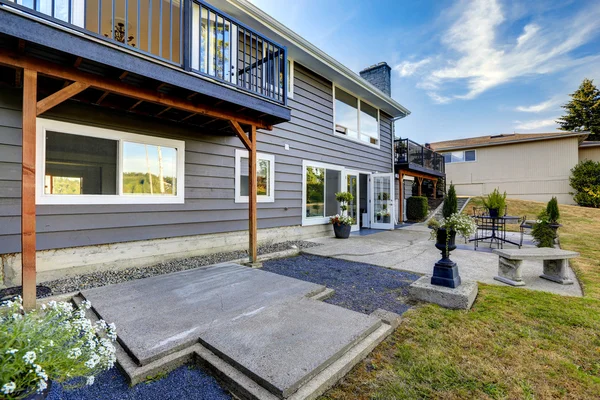 Color marfil paredes | comedor vacío en suave color marfil adornada con