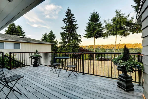 Walkout deck overlooking backyard area — Stock Photo, Image