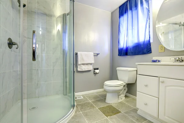 Salle de bain intérieure avec douche porte vitrée — Photo