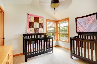 çocuk odası iki cribs birlikte