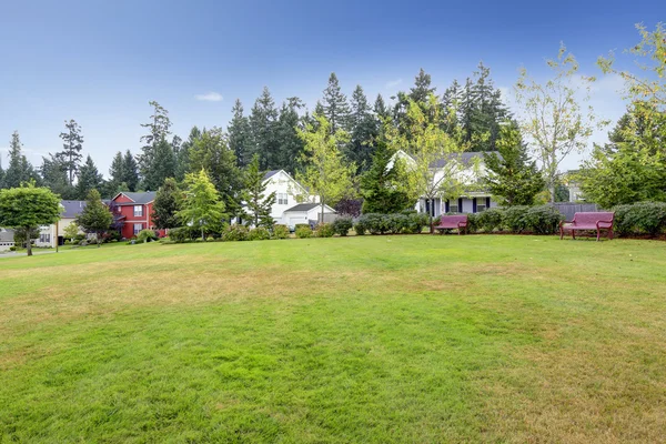 Neighborhood in Seattle during summer time. Outdoor rest area wi — Stock Photo, Image