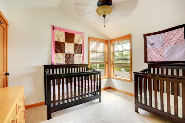 Kwekerij kamer met twee kinderbedjes — Stockfoto