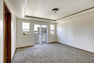 kahverengi Halı zemin ve grev güverte ile boş oda