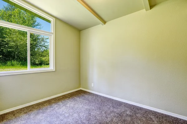 Пустая комната с окном — стоковое фото