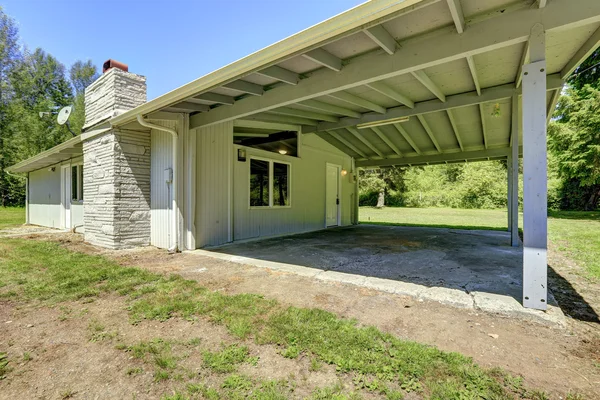 Huis met staking kelder en gewelfd plafond — Stockfoto