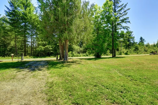 Landschaft und Schotterstraße — Stockfoto