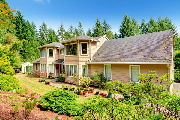 Large house exterior. Backyard landscape view — Stock Photo, Image