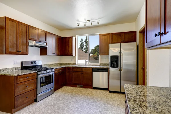 De kabinetten van de keuken met granieten toppen en ss-toestellen — Stockfoto