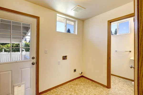Interior de la casa vacía en color marfil suave y linóleo — Foto de Stock