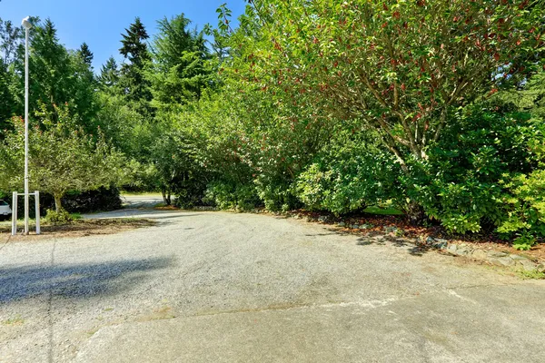 砂利の私道。田舎の風景 — ストック写真