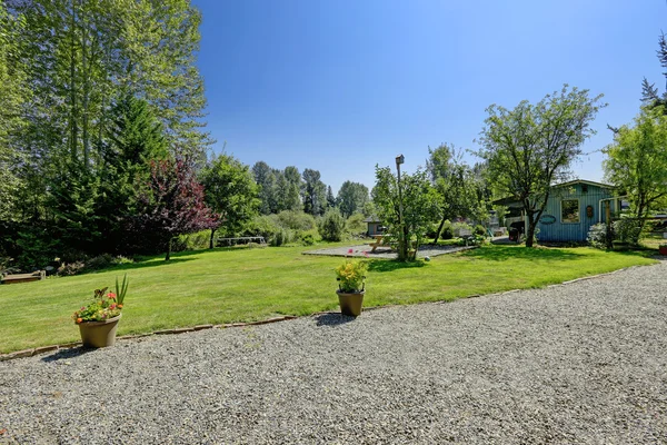 Landhaus mit großem Hinterhof. Naturlandschaft — Stockfoto