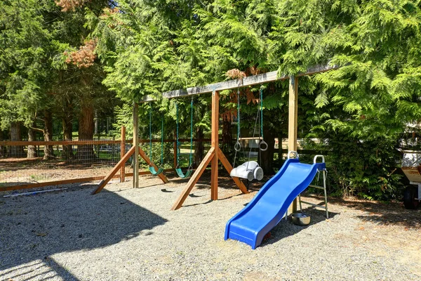 Pequeño parque infantil en el área del patio trasero —  Fotos de Stock