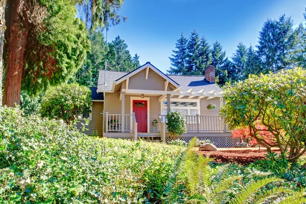 House with deck and red entrance door — Stock Photo, Image