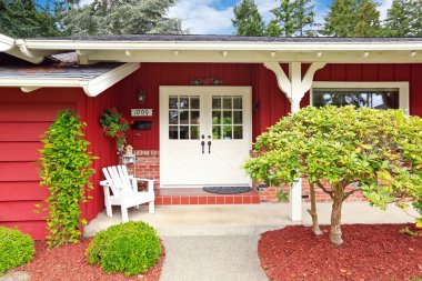 Klasik ev giriş sundurma ile tuğla duvar döşeme