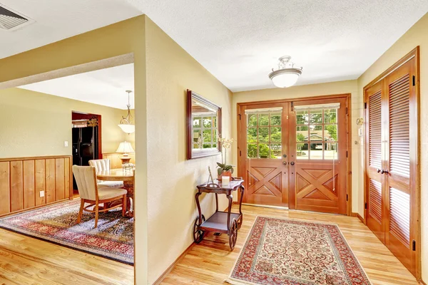 House hallway with carved wood entrance door — Stock Photo, Image