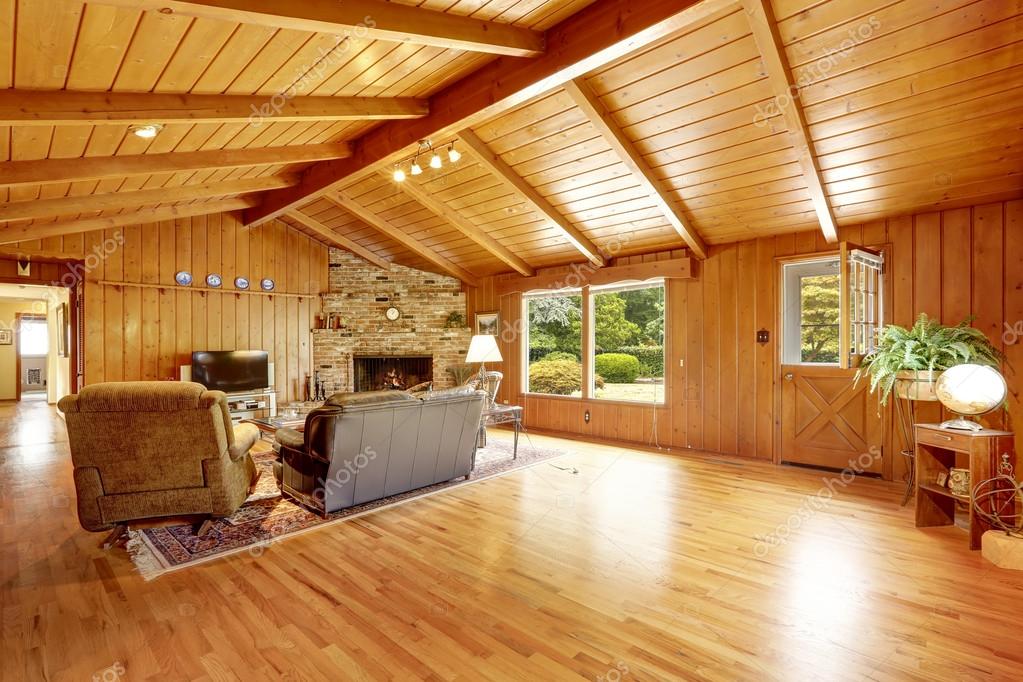 Blokhut huis interieur. woonkamer met open haard en leder ... Woonkamer interieur haard