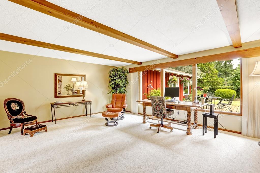 Interni casa di lusso log cabin. soggiorno con zona ufficio — foto ... Interni case di lusso