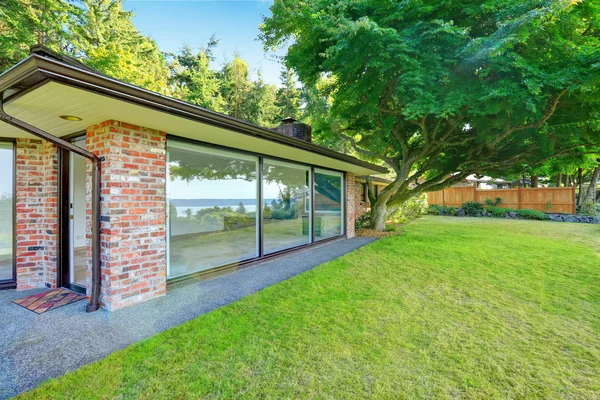 Mooie bakstenen huis met glazen wanden. achtertuin weergave — Stockfoto