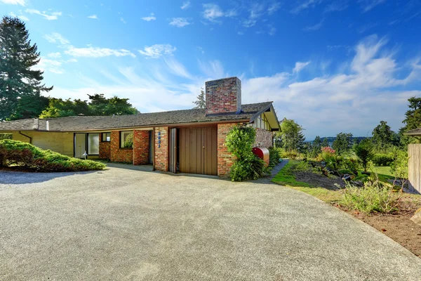 Huis buitenkant met baksteen trim — Stockfoto