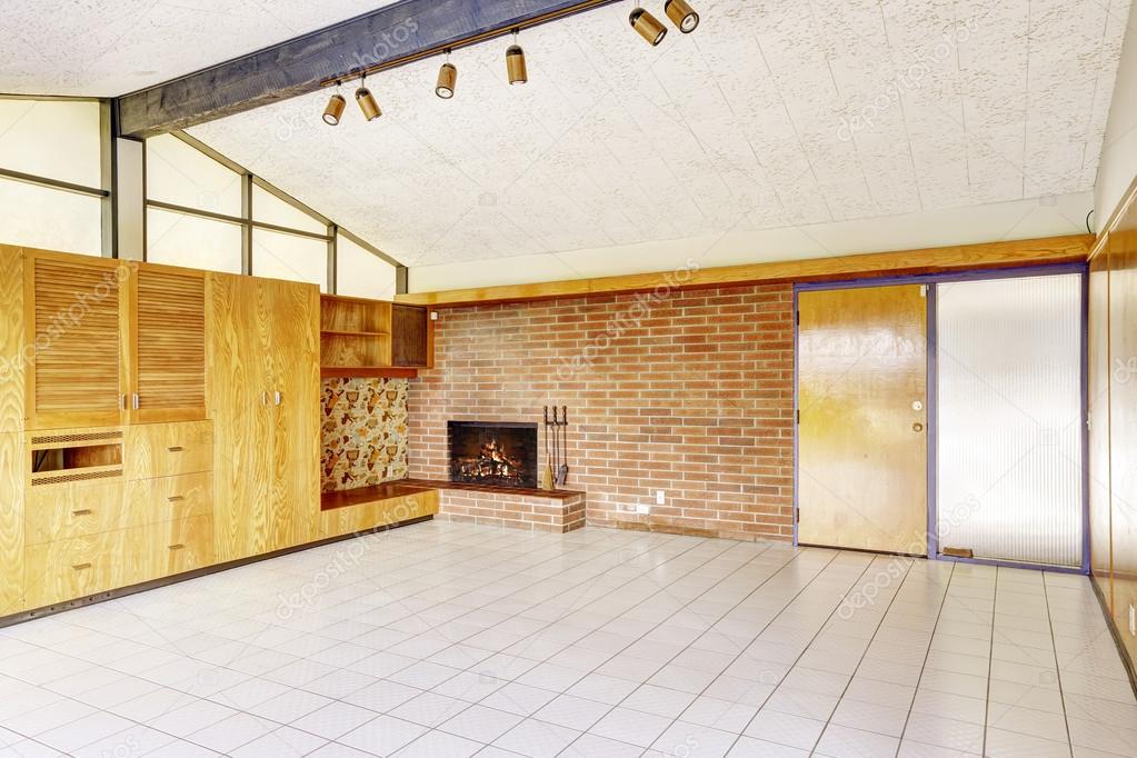 Sala de estar vacía con tapicería de ladrillo y chimenea — Foto de