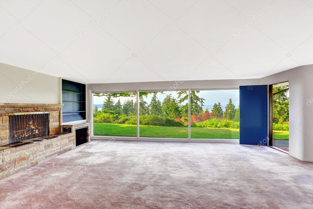 Lege ruime woonkamer met staking kelder met uitzicht op bea ... Gezellige woonkamer living rooms