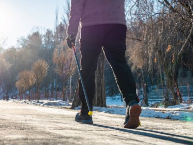 Kışın yürüyen İskandinav bir adamın bacakları. Spor salonu ve açık havada sağlıklı bir yaşam tarzı. Motivasyon ve ilham verici kış manzarası.