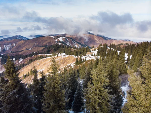 Invierno Las Montañas Las Montañas Cubren Las Nubes Las Laderas — Foto de Stock