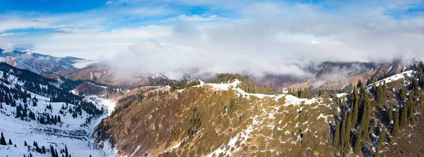 Hiver Dans Les Montagnes Les Montagnes Couvrent Les Nuages Les — Photo