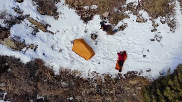 孤独地旅行 在山上有一个帐篷 冬天在山上徒步旅行 — 图库视频影像