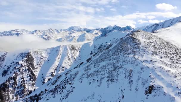 Zimą Ośnieżone Góry Chmury Poruszające Się Wśród Szczytów Gór Dobra — Wideo stockowe