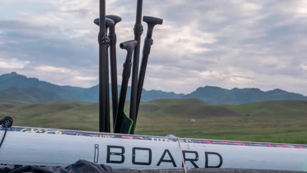 Rowing Sup Board Oars Backdrop Clouds Mountains Water Tourism Sports — Stock Video