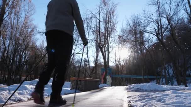 Hombre Haciendo Caminatas Nórdicas Parque Invierno Temprano Mañana Recreación Fitness — Vídeos de Stock