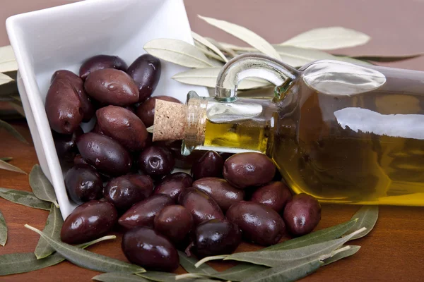 Olives and olive oil — Stock Photo, Image