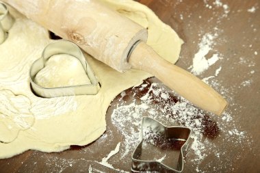 hamur wiith oklava ve kalıpları portre