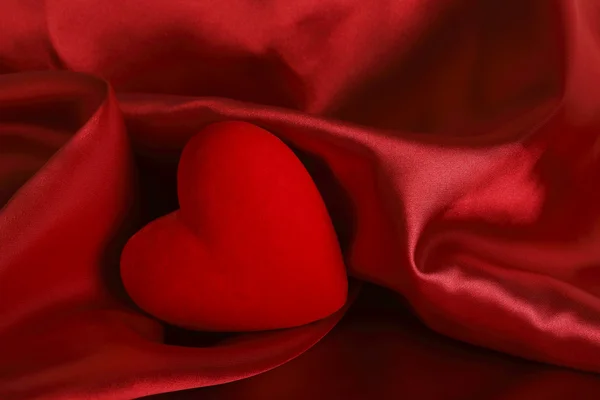 Cuore rosso su raso — Foto Stock