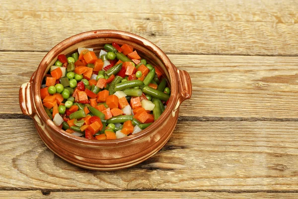 Verduras en tazón de arcilla —  Fotos de Stock